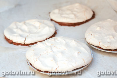 Шоколадный торт с безе и соленым арахисом