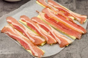 Слоеные палочки с сыром и беконом Слоеные палочки с сыром и беконом