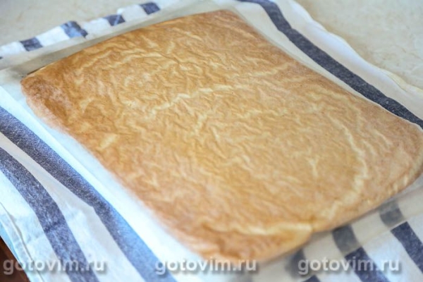 Бисквитный рулет с баварским кремом с земляникой