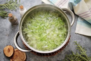 Щи из молодой капусты с курицей Щи из молодой капусты с курицей