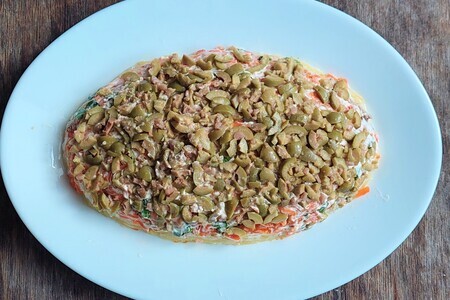 Салат с печенью трески и оливками