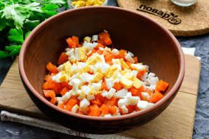 Салат "Неженка" с крабовыми палочками Салат "Неженка" с крабовыми палочками