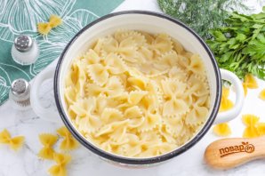 Макароны с тушенкой в кастрюле Макароны с тушенкой в кастрюле