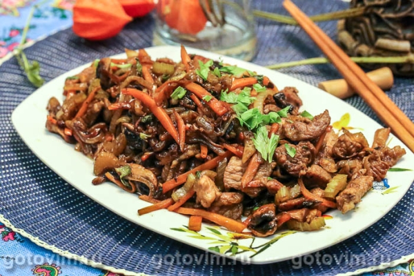 Стир-фрай из свинины с грибами и овощами