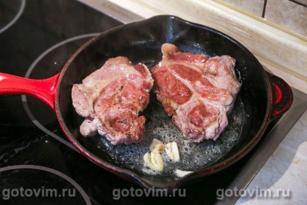 Стейк из свиной шейки с камамбером и клюквой