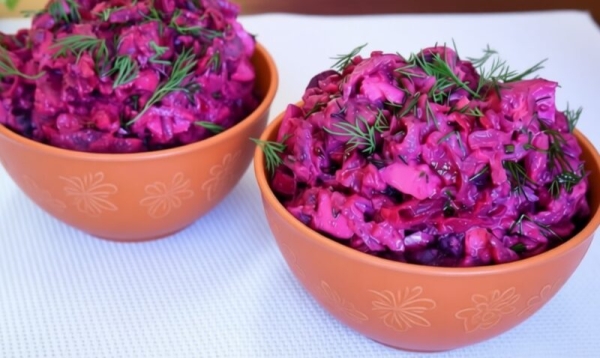 Идеальный салат для занятых: простое сочетание свеклы и солёных огурцов, которое вас удивит своей сытностью и вкусом Идеальный салат для занятых: простое сочетание свеклы и солёных огурцов, которое вас удивит своей сытностью и вкусом