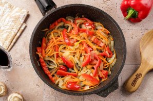 Фунчоза с курицей и шампиньонами Фунчоза с курицей и шампиньонами