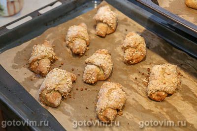 Постные рогалики из бананового теста с арахисом