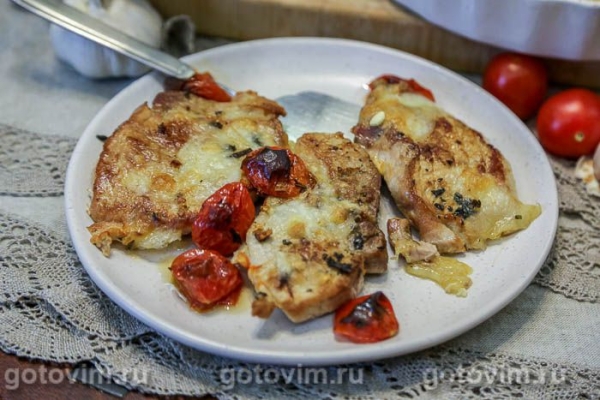 Свиные отбивные, запеченные с помидорами, моццарелой и лимоном Свиные отбивные, запеченные с помидорами, моццарелой и лимоном