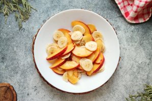 Салат с бананом и нектарином Салат с бананом и нектарином