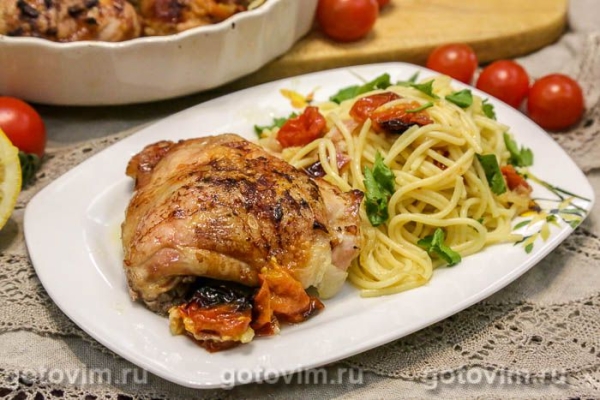 Куриные бедра, запеченные с беконом, помидорами и сыром моцарелла Куриные бедра, запеченные с беконом, помидорами и сыром моцарелла