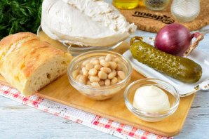 Салат с курицей, фасолью и солеными огурцами Салат с курицей, фасолью и солеными огурцами