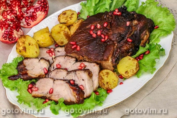 Свинина большим куском, запеченная в рукаве с гранатовым маринадом