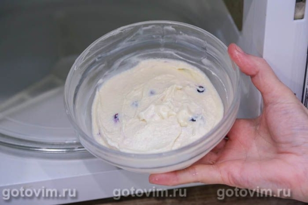 Творожная запеканка с черной смородиной в микроволновке