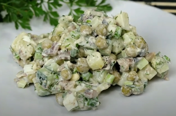 Салат со шпротами вкуснее «Оливье». Простой рецепт за 15 минут — подходит и для праздничного стола