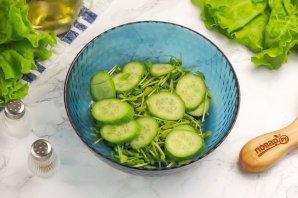 Салат с семгой, авокадо и огурцом Салат с семгой, авокадо и огурцом