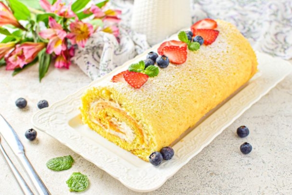 Бисквитный рулет с кремом из сливок Бисквитный рулет с кремом из сливок