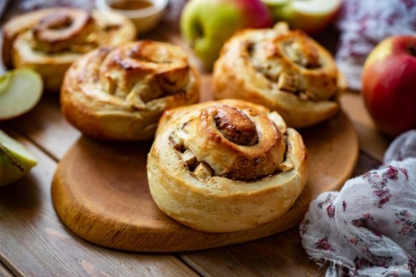 Булочки с яблоком и корицей из дрожжевого теста Булочки с яблоком и корицей из дрожжевого теста