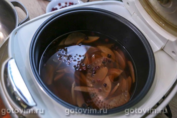 Компот из клюквы с яблоками в мультиварке