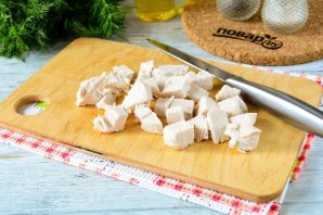 Салат с курицей, фасолью и солеными огурцами Салат с курицей, фасолью и солеными огурцами