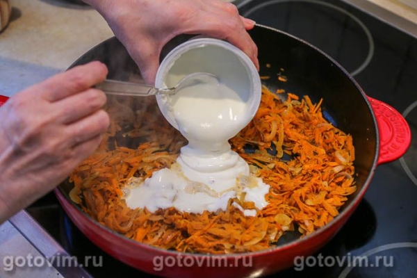 Куриные крылья в с морковью в сметаной на сковороде