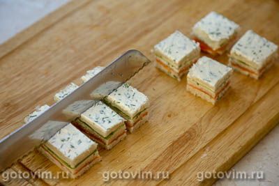 Канапе на шпажках с красной рыбой, авокадо и красной икрой Канапе на шпажках с красной рыбой, авокадо и красной икрой