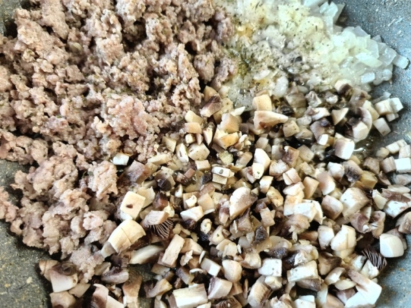 Чебуреки из виноградных листьев Чебуреки из виноградных листьев