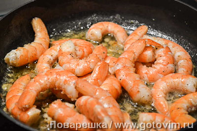 Сочные креветки с чесночным маслом, белым вином и травами Сочные креветки с чесночным маслом, белым вином и травами