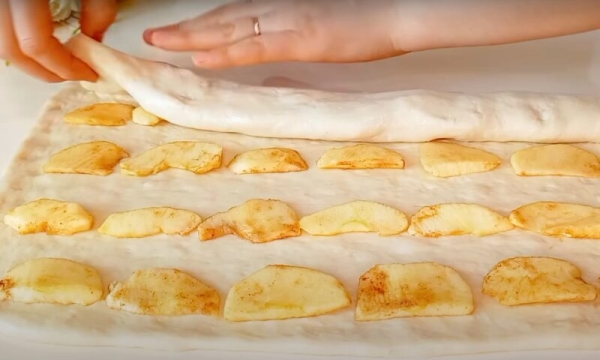 Нарезала дольками яблоки и завернула их в тесто. Оладьи с яблоками на завтрак для всей семьи Нарезала дольками яблоки и завернула их в тесто. Оладьи с яблоками на завтрак для всей семьи