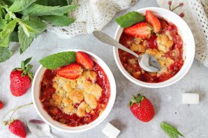 Десерт из клубники и ревеня