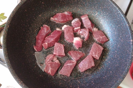 Тушёная говядина со свежим зелёным горошком Тушёная говядина со свежим зелёным горошком