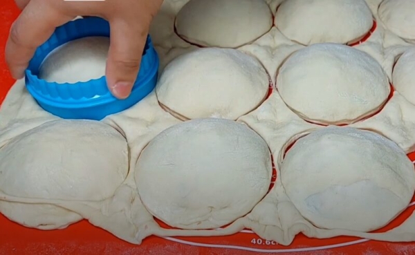 Пирожки с колбасой: так готовили бабушки ещё в советском союзе.. Муж съедает по 10 штук и не поправляется Пирожки с колбасой: так готовили бабушки ещё в советском союзе.. Муж съедает по 10 штук и не поправляется