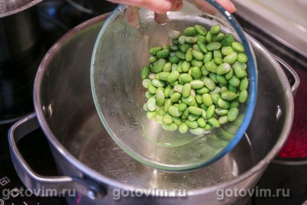 Поке-боул с бобами эдамаме, брокколи и авокадо Поке-боул с бобами эдамаме, брокколи и авокадо