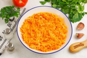 Салат из моркови с чесноком