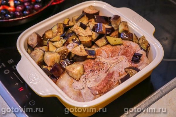 Свинина, запеченная с баклажанами и виноградом Свинина, запеченная с баклажанами и виноградом