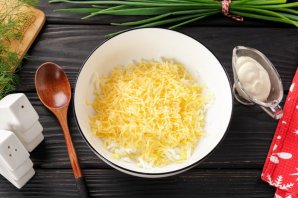 Бутерброд со шпротами и солеными огурцами Бутерброд со шпротами и солеными огурцами