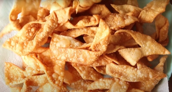 Воздушный и хрустящий хворост из минимума продуктов. Быстро и просто Воздушный и хрустящий хворост из минимума продуктов. Быстро и просто