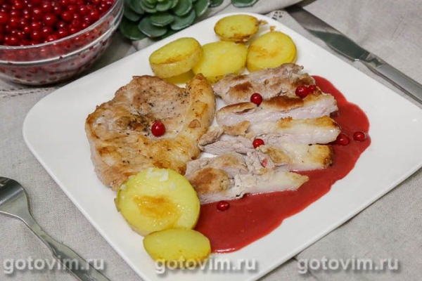Свиная отбивная с соусом из красной смородины в мультиварке