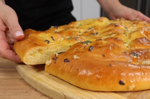 Большая пампушка с чесноком на нежном тесте с начинкой: устоять невозможно! Большая пампушка с чесноком на нежном тесте с начинкой: устоять невозможно!