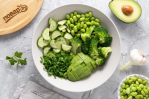 Салат с эдамаме и авокадо Салат с эдамаме и авокадо