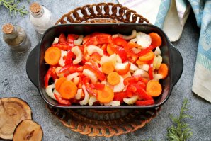 Свиные медальоны в беконе запеченные с овощами Свиные медальоны в беконе запеченные с овощами