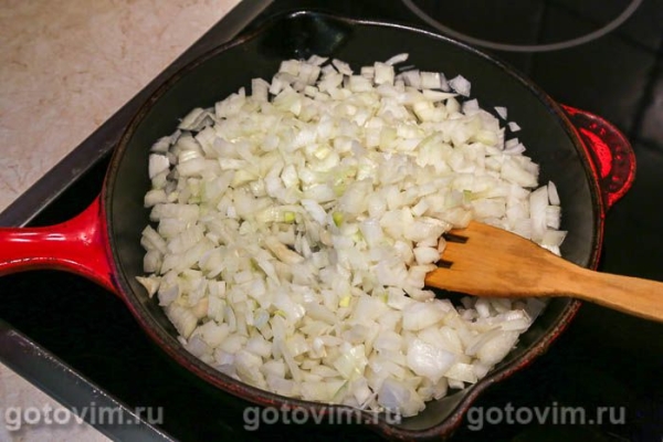 Печеночный торт с карамелизированным луком и клюквой