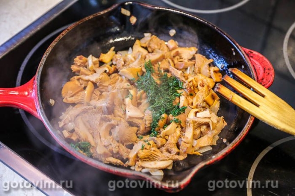 Запеченная грудинка с лисичками в «кармашках» Запеченная грудинка с лисичками в «кармашках»