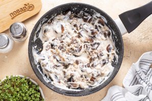 Шампиньоны в сметанном соусе Шампиньоны в сметанном соусе
