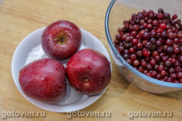 Компот из клюквы с яблоками в мультиварке