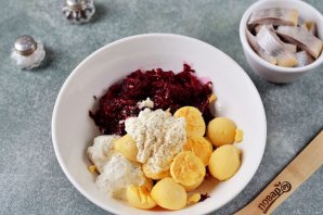 Яйца с сельдью и свеклой на новогодний стол Яйца с сельдью и свеклой на новогодний стол