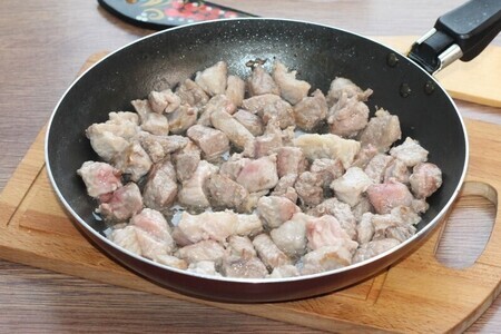 Свинина в горшочках с молочным соусом