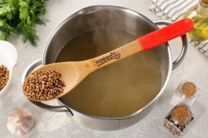 Гречневый суп на бульоне с яйцом Гречневый суп на бульоне с яйцом