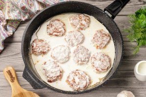 Куриные биточки в сливочном соусе Куриные биточки в сливочном соусе