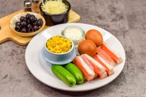 Крабовый салат с сыром и маслинами Крабовый салат с сыром и маслинами